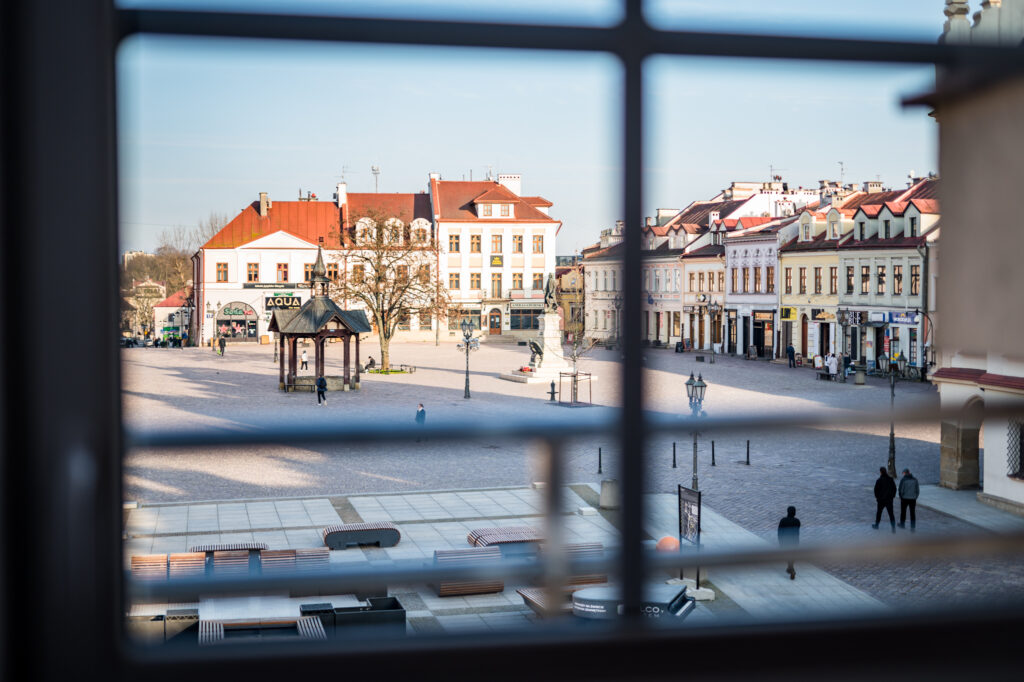 IK Apartamenty - widok z okna na rynek w Rzeszowie